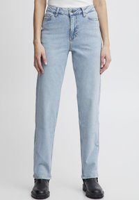 Jeans de tiro alto en azul claro con diseño de pierna recta. Cuenta con cierre de botón en la parte delantera, cinco bolsillos y detalles de costura sutiles.