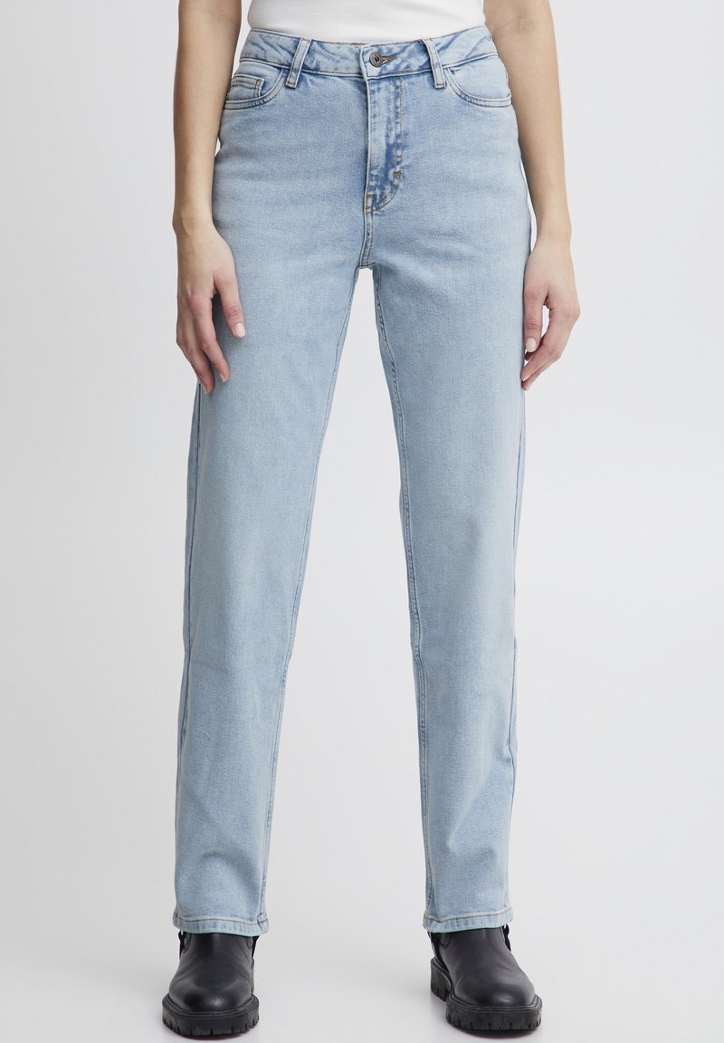 Jeans de tiro alto en azul claro con diseño de pierna recta. Cuenta con cierre de botón en la parte delantera, cinco bolsillos y detalles de costura sutiles.