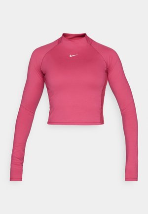 Top corto de manga larga rosa hecho de material elástico, con un cuello alto y costuras laterales, y un pequeño logo de Nike en blanco en el pecho.