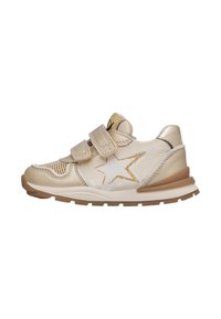 Zapatilla deportiva dorada con parte superior de tela, correas de Velcro, diseño de estrellas y suela de goma. Presenta acentos metálicos y detalles texturizados.