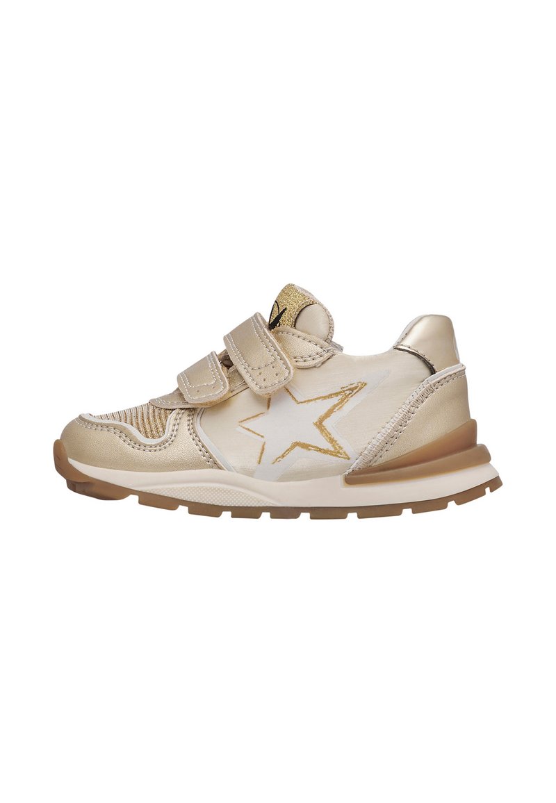 Zapatilla deportiva dorada con parte superior de tela, correas de Velcro, diseño de estrellas y suela de goma. Presenta acentos metálicos y detalles texturizados.