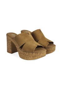 Bruine suède open-toe platform mules met een kurk-structuur blokhak. Kenmerken zijn een kruisschouderontwerp en een gladde, neutrale inlegzool.