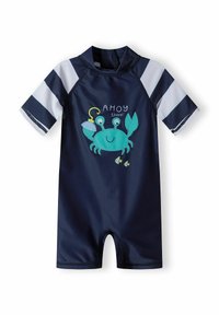 T-shirt de protection à manches courtes bleu marine avec des rayures blanches et un motif de crabe turquoise. Comprend un détail en broderie avec le texte "AHOY there!".