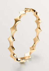 Anillo de oro con un diseño ondulado que presenta secciones alternas lisas y texturizadas, creando una apariencia dinámica y moderna.