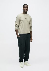 EA7 Emporio Armani TRAIN CORE - Mikina - roasted cashew