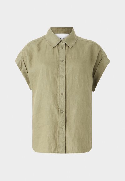 Oliwkowa, krótko rękawowa koszula wykonana z lnu, z przodem zapinanym na guziki i klasycznym kołnierzykiem. Miękka w dotyku z luźnym krojem.