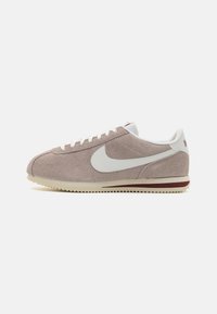 CORTEZ SE SUEDE - Matalavartiset tennarit - college grey/sail/dark team red/coconut milk/safety orange/black