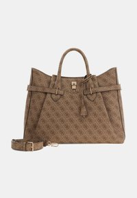 Brązowa torba typu tote o teksturowanej powierzchni, z powtarzającym się wzorem logo, złotymi okuciami, uchwytami na górze oraz regulowanym paskiem na ramię.