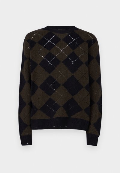 Sweater de malha em verde escuro e azul marinho com padrão de diamante, apresenta punhos e bainha canelados, e tem uma textura de malha aberta.