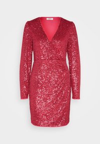 Röd paljettklänning med djup V-ringning, långa ärmar och figursydd midja. Tyget är täckt av glänsande paljetter som skapar en strukturerad yta.