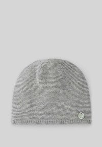 Bonnet tricot gris avec un sommet sans couture, un ourlet côtelé et un accent en bouton décoratif. Tissu léger avec une texture douce.