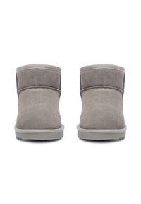 Szare zamszowe botki za kostkę z okrągłym noskiem, teksturowaną powierzchnią i płaską gumową podeszwą. Posiadają przeszycia wzdłuż boku oraz gładką górną krawędź.