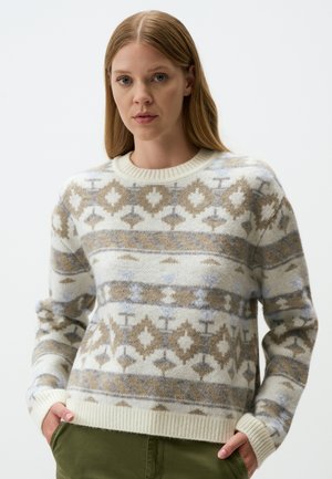 Gebreid sweater met een ivoorkleurige basis en geometrische patronen in bruin en blauw. Ronde hals, geribde boorden en zoom, gemaakt van zacht materiaal.