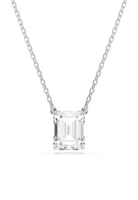 Collana con pendente in gemma trasparente su una catena d'argento; presenta una pietra a taglio smeraldo, montata in una semplice impostazione a griffe, con un design a catena collegata.