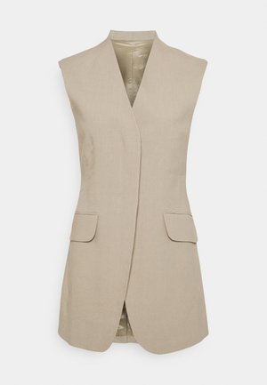 Ärmellose, maßgeschneiderte beige Weste mit tiefem V-Ausschnitt und zwei Pattenstaschen auf Hüfthöhe, gefertigt aus strukturiertem Stoff.