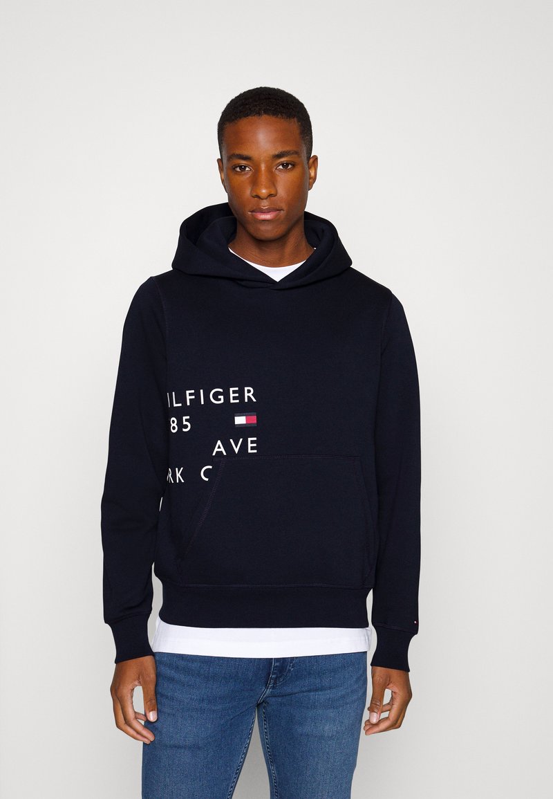 Tommy Hilfiger OFF PLACEMENT TEXT HOODY - Hoodie - desert sky/dark blue ...