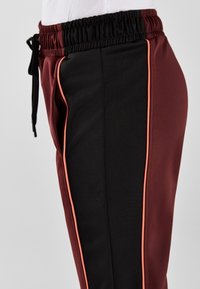 Bershka Träningsbyxor - bordeaux