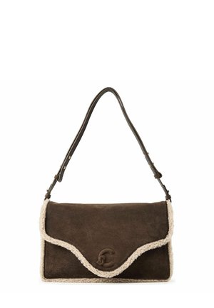 Bolso bandolera de ante marrón con ribete de borrego crema y cierre con solapa, con una correa ajustable y un pequeño logotipo en relieve en la parte delantera.