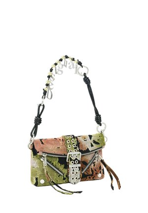 Kleine mehrfarbige Stoffhandtasche mit breitem genietetem Gürtel, zwei diagonalen Reißverschlüssen und einem schwarzen Riemen mit silbernen Buchstabenanhängern.