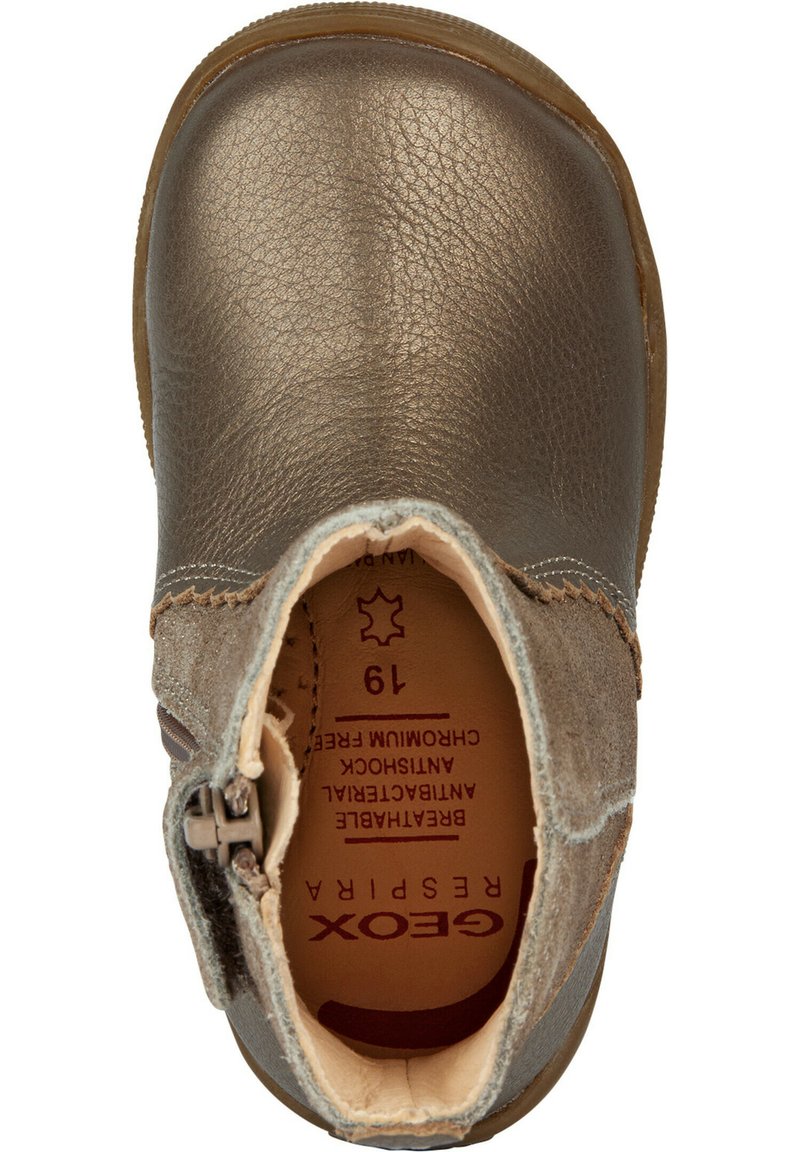 Braune Leder-Ankleboots mit strukturiertem Finish, einem Reißverschluss an der Seite und einem weichen Innenfutter. Mit einer kontrastierenden beigen Sohle.