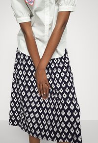 Marks & Spencer GEO SKIRT - Saia evasé - blue mix