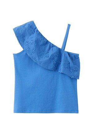 Modrý asymetrický top s jedným ramenom, s volánikovým vyšívaným kvetinovým prekrytím na ľavej strane a tenkým strapcom na pravom ramene.