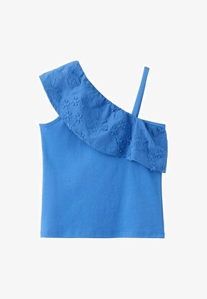 Modrý asymetrický top s jedným ramenom, s volánikovým vyšívaným kvetinovým prekrytím na ľavej strane a tenkým strapcom na pravom ramene.