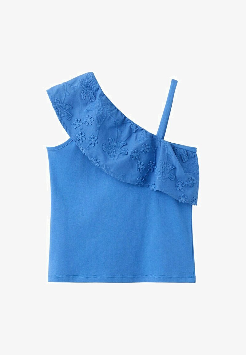 Haut bleu asymétrique avec une superposition brodée de fleurs volantées sur le côté gauche et une fine bretelle unique à l'épaule droite.