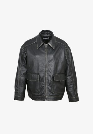 Veste en cuir noir avec un col, fermeture éclair à l'avant et deux poches plaquées. Présente des coutures visibles et un design décontracté.