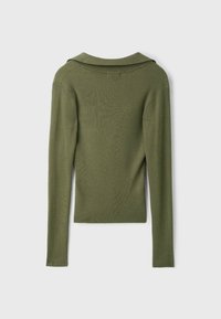 Pull en maille côtelée vert olive à manches longues avec un col large, vu de dos sur un fond clair uni.