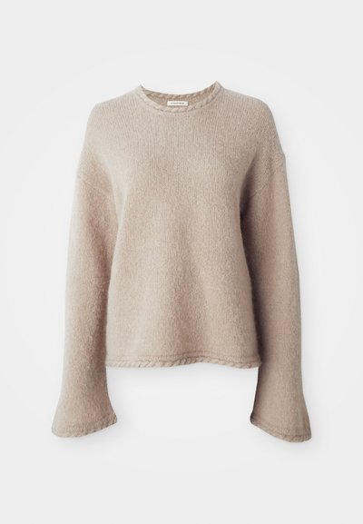 Beige kötött pulóver hosszú ujjakkal, kerek nyakkivágással és texturált felülettel. Lazán illeszkedő fazon, diszkrét bordás szegéllyel.