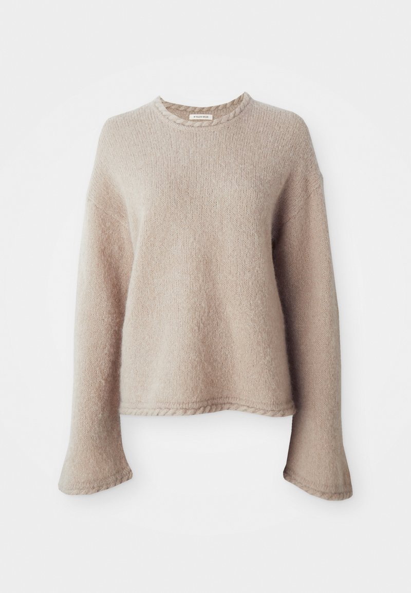 Maglione beige lavorato a maglia con maniche lunghe, scollatura rotonda e finitura testurizzata. Presenta una vestibilità rilassata e dettagli a coste sottili sull'orlo.