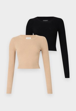 Dva dugih rukava rebrasta topa: jedan u bež boji i jedan u crnoj boji. Obojica imaju okrugli izrez i kroj koji seče u struku, sa teksturiranom tkaninom.