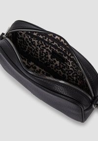 Borsa in pelle nera con superficie testurizzata, interni con stampa leopardata e chiusura con zip argentata. Design compatto con forma strutturata.