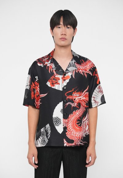 Camisa negra de manga corta con patrones de dragón y flores en rojo y blanco, con un cuello extendido y botones negros. Ideal para un look casual.