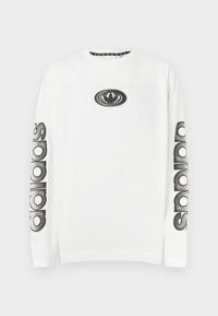 Fehér hosszú ujjú pulóver fekete logó grafikával a mellkason, valamint texturált betűtípussal nyomtatott "adidas" felirattal az ujjakon.