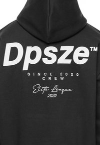 Svart hettegenser med stor hvit tekst på baksiden, som leser "Dpsze™," "SINCE 2020," "CREW," og "Elite League 2020." Glatt tekstur.