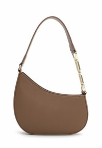 Sac à épaule en cuir marron avec une forme incurvée, une surface texturée et un accent en métal doré sur la sangle. Fini lisse.