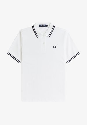 Polo blanc à manches courtes avec double rayures noires sur le col et les poignets des manches, patte de boutonnage à deux boutons, et petit logo noir sur la poitrine.