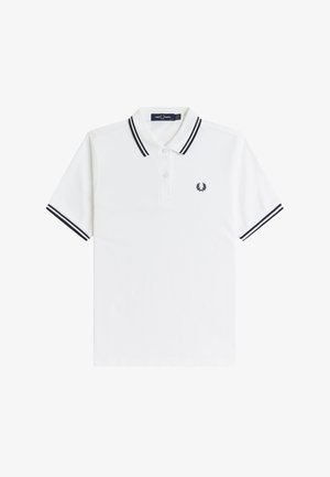 Polo blanc à manches courtes avec double rayures noires sur le col et les poignets des manches, patte de boutonnage à deux boutons, et petit logo noir sur la poitrine.