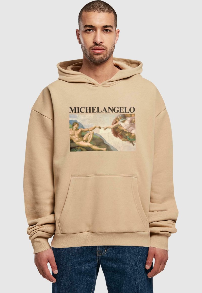 Beige Kapuzenpullover mit einer Fronttasche und einem grafischen Druck von Michelangelos Kunstwerk, mit dem Namen "MICHELANGELO" über dem Bild.