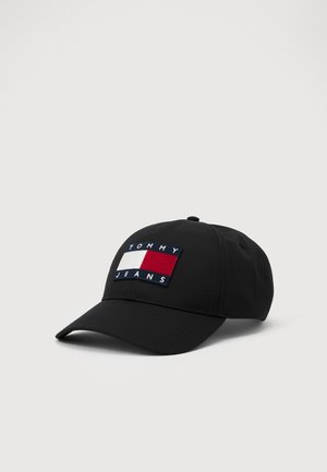 Svart baseballcap med buet skjerm, med en rektangulær blå, hvit og rød Tommy Jeans-logo på fronten.