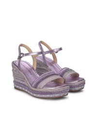 Sandali a cuneo viola con cinturini metallici, texture intrecciata e accenti riflettenti. Presentano un cinturino alla caviglia sicuro e un design con punta aperta.