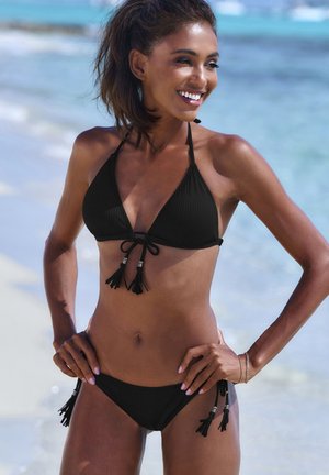 Bikini nero a coste con top triangolare e coulisse, con dettagli a frange sia sul top che sul fondo. Design testurizzato e aderente.