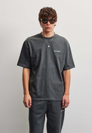 Pegador, LOGO OVERSIZED TEE - Basic T-shirt - anthracite