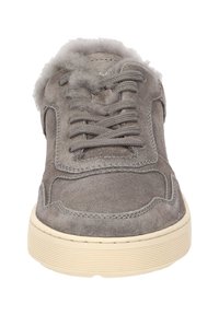 Grau Wildleder Sneaker mit beiger Sohle, Schnürung vorne und weichem Fellfutter, das um den Knöchelkragen sichtbar ist.