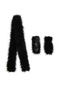 Sciarpa lunga in pelliccia nera riccia e guanti senza dita coordinati con dettagli in pelle, su sfondo bianco.