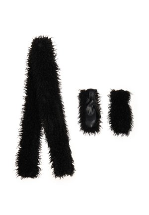 Sort halstørklæde i imiteret pels med en fluffy tekstur, kombineret med to sorte handsker i stof med en glat finish og pelsdetaljer.