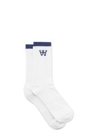 Calcetines de algodón blancos con textura canalé y puño azul marino. Logo centrado "W" en azul marino. Longitud estándar hasta la pantorrilla.