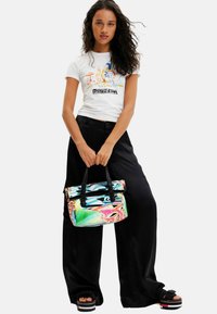 Bunte, gemusterte Umhängetasche mit einem umschlagbaren Deckel, schwarzen Griffen und verstellbaren Riemen. Sie besteht aus einer Mischung aus Grün-, Pink- und Blautönen.